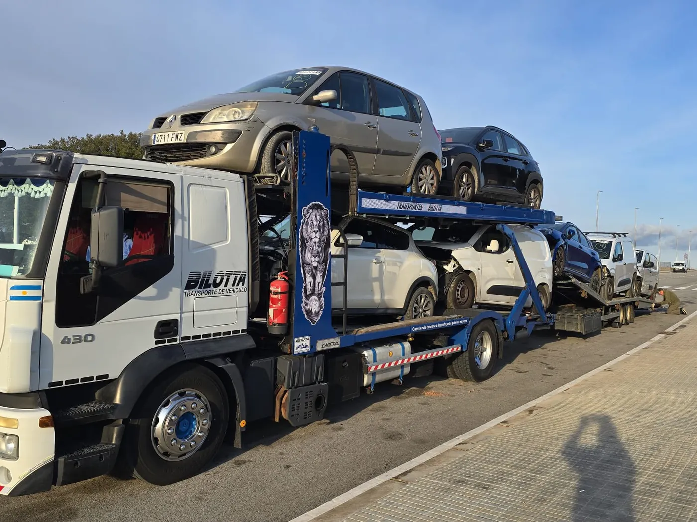 Camión portavehículos de Transportes Bilotta cargado con varios coches